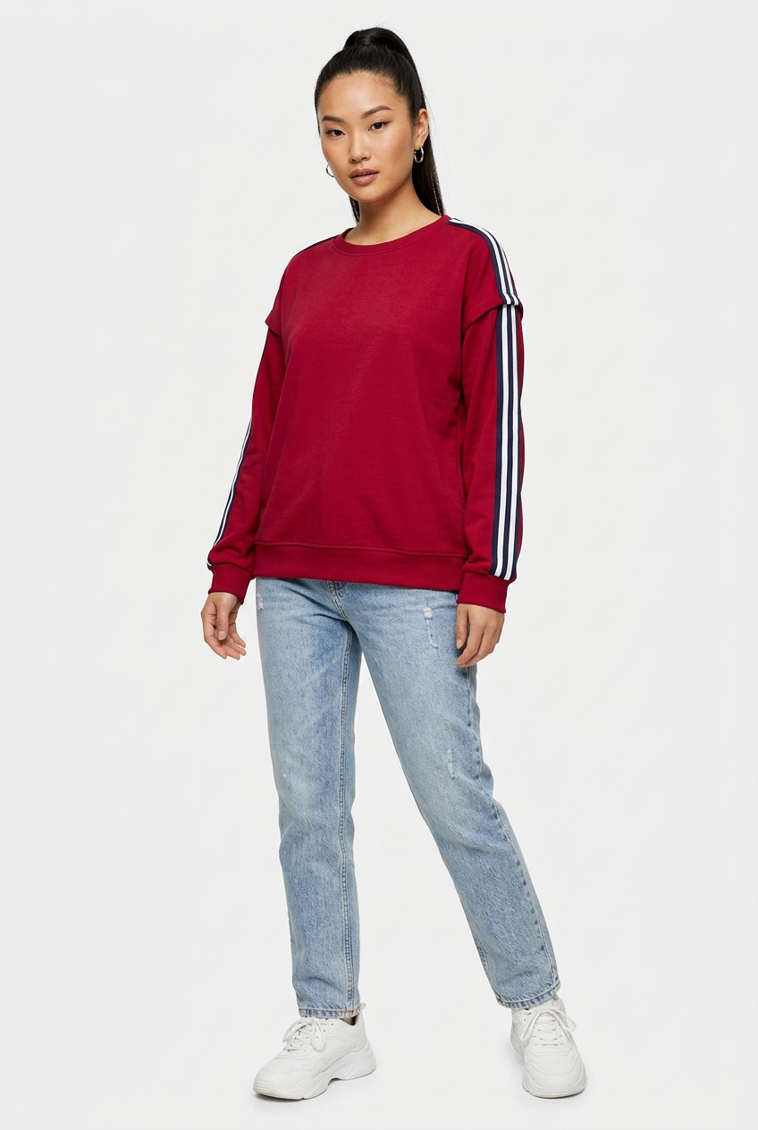 Sweat-shirt varsity rouge de trois-quarts corps entier