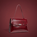 Sac à Épaule en Cuir Rouge – Fond studio