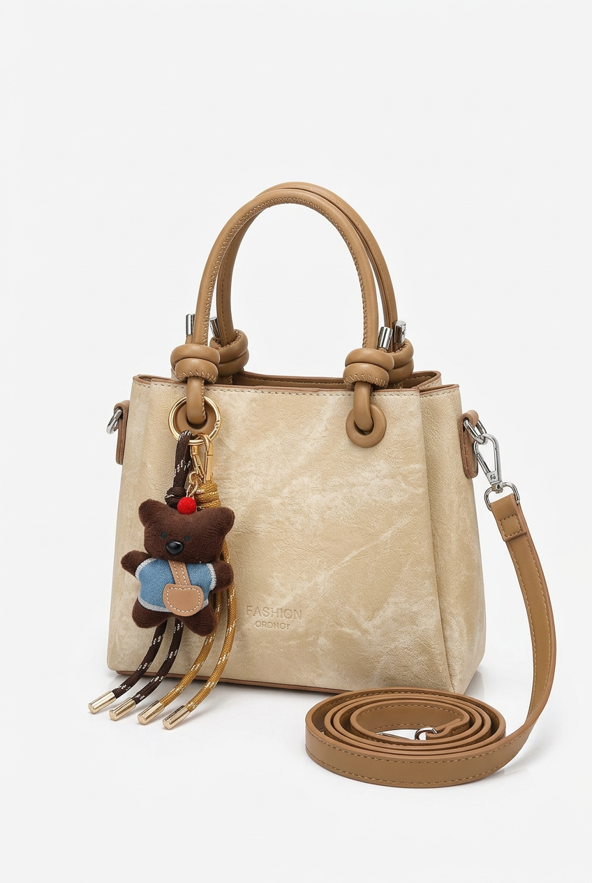 Sac beige seul sur fond studio blanc