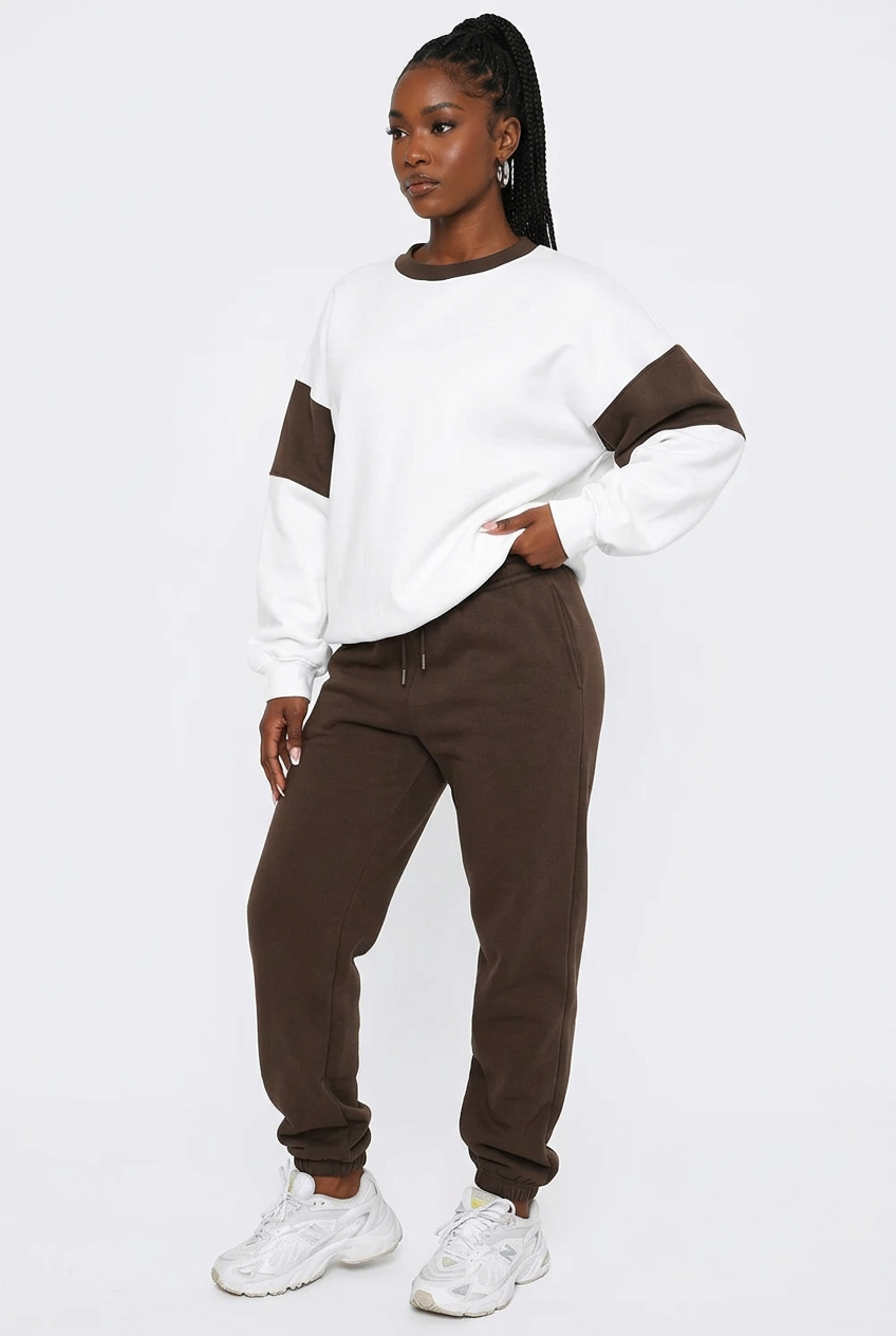 Ensemble sweat et jogging chocolat porté de trois-quarts corps entier