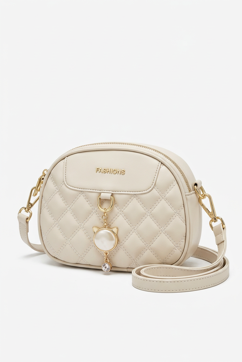 Sac matelassé blanc cassé seul sur fond studio blanc