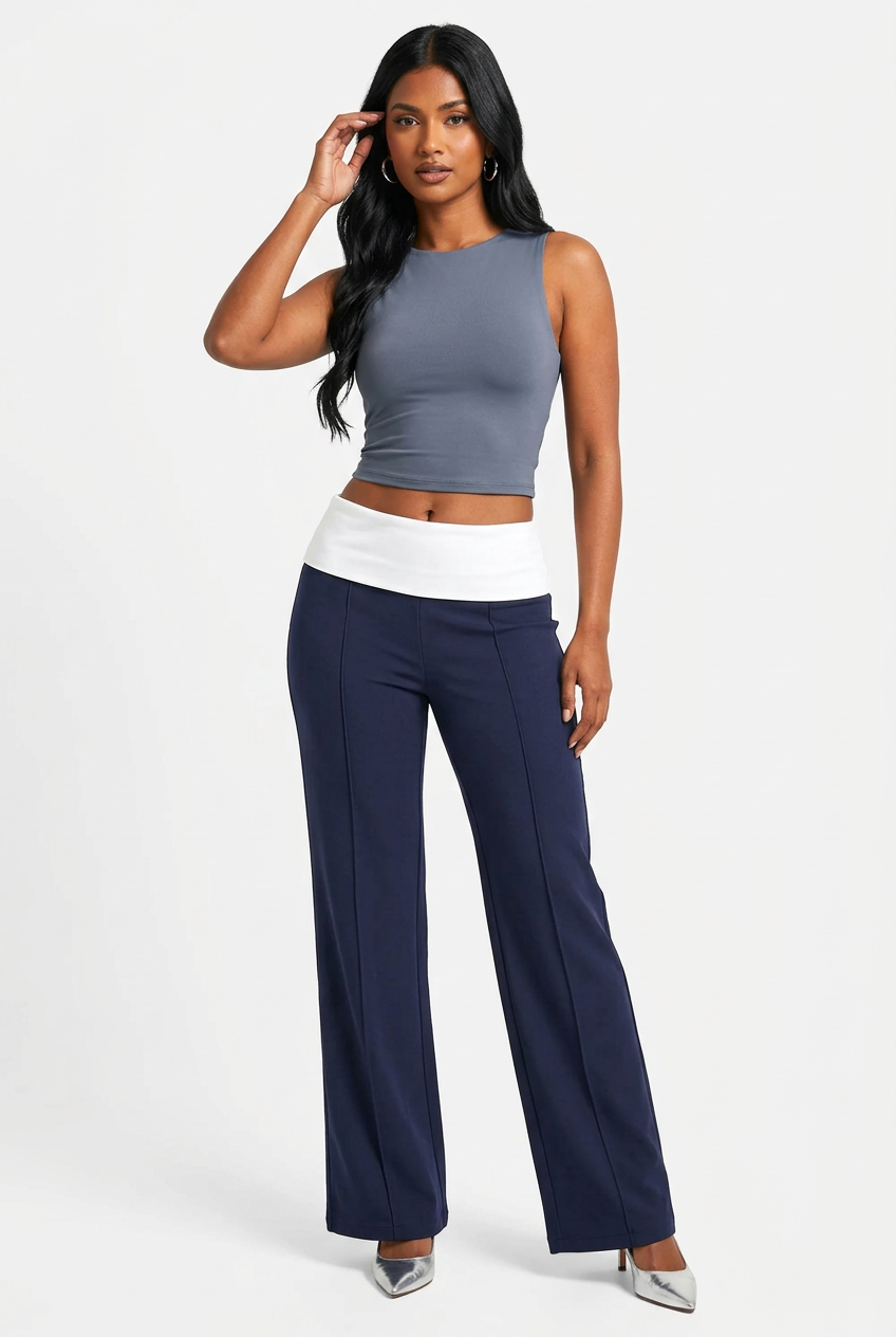 Pantalon large bleu marine à ceinture blanche, vue de face