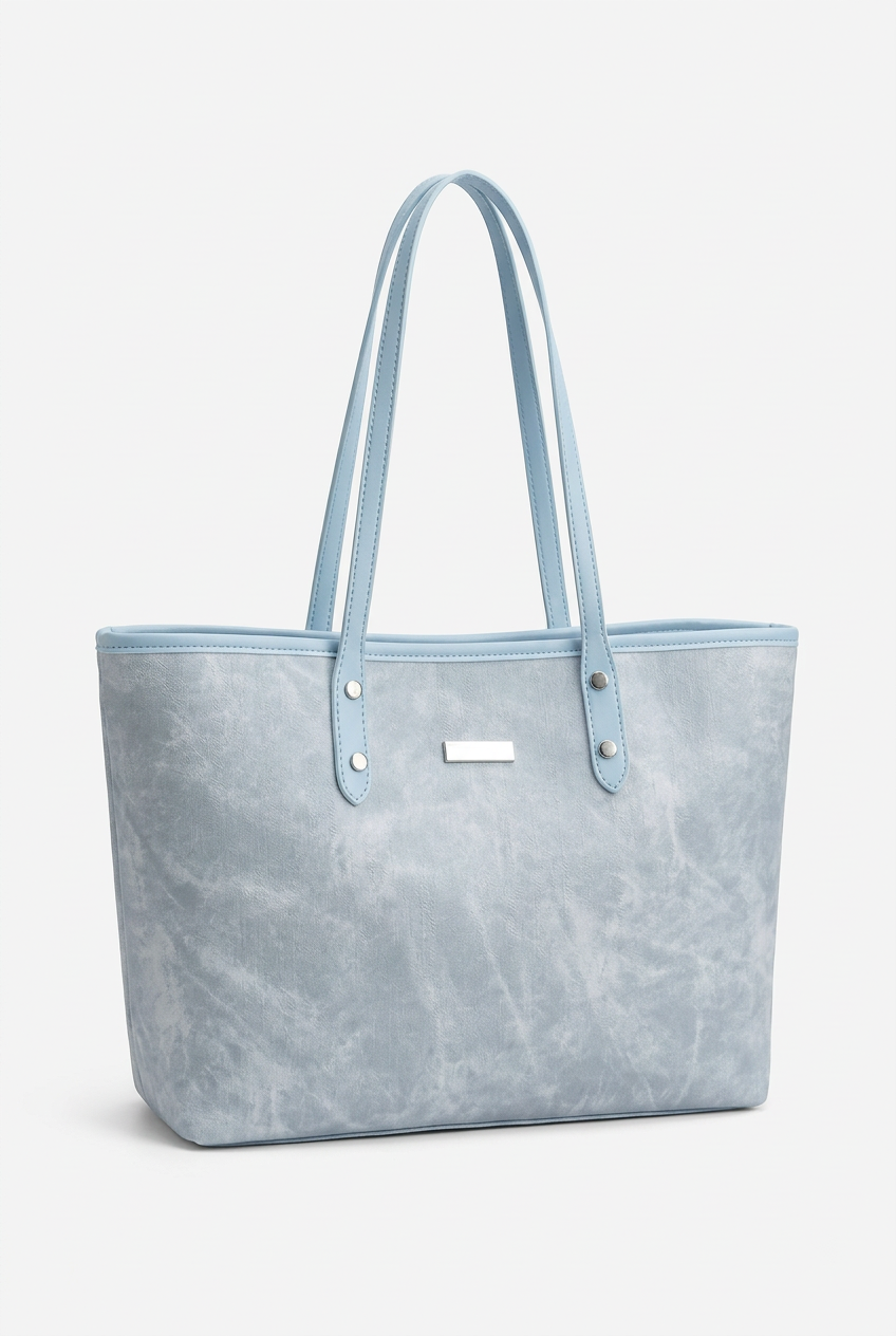 Sac bleu seul sur fond studio blanc