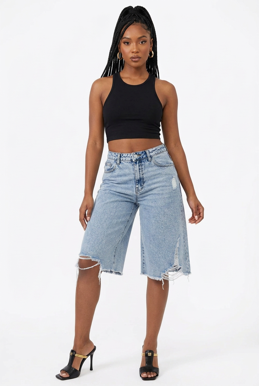 Short destroy porté avec les sandales noires à talon aiguille de la boutique